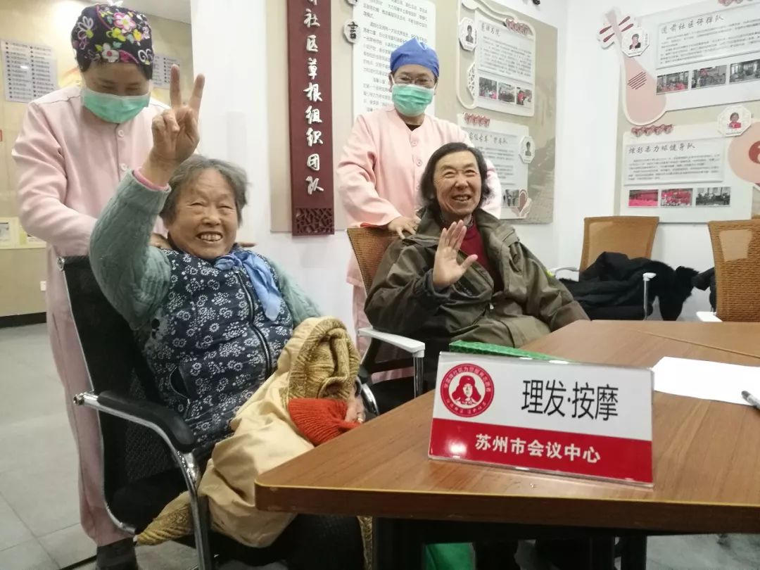海棠花红映古巷，雷锋精神永相传